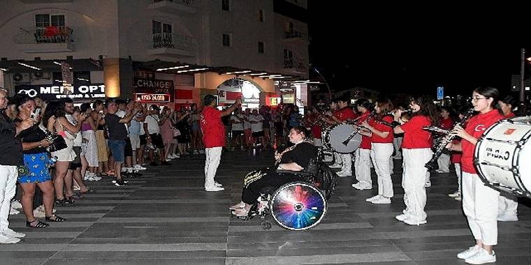Cumhuriyet Bandosu Kemer'i salladı