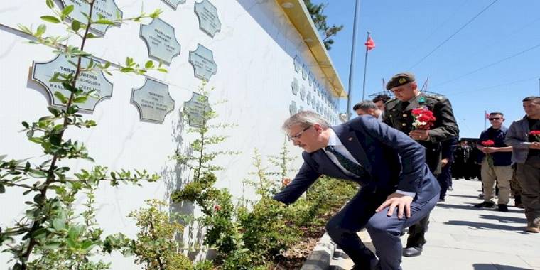 Bingöl’de şehitler kabirleri başında anıldı