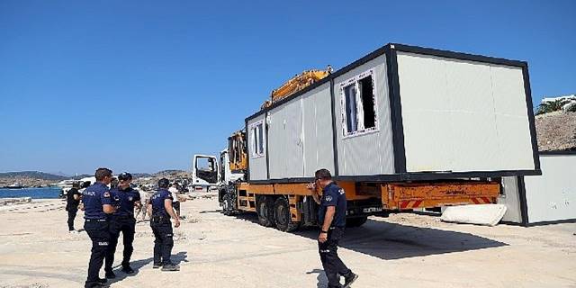 Sahildeki 22 konteyneri belediye ekipleri kaldırdı