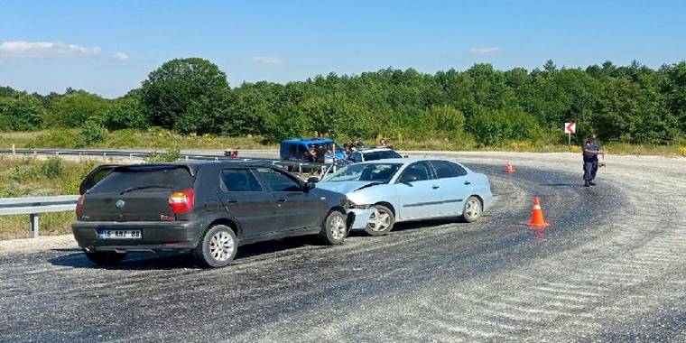 Bilecik-Bursa yolunda otomobiller kafa kafaya çarpıştı!