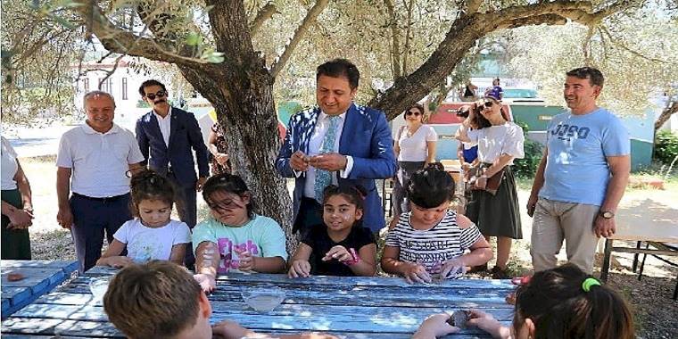 İzmir İl Milli Eğitim Müdürü Doç. Dr. Murat Mücahit Yentür, Uzunkuyu Köy Yaşam Merkezinde Yaz Atölyelerini Ziyaret Etti