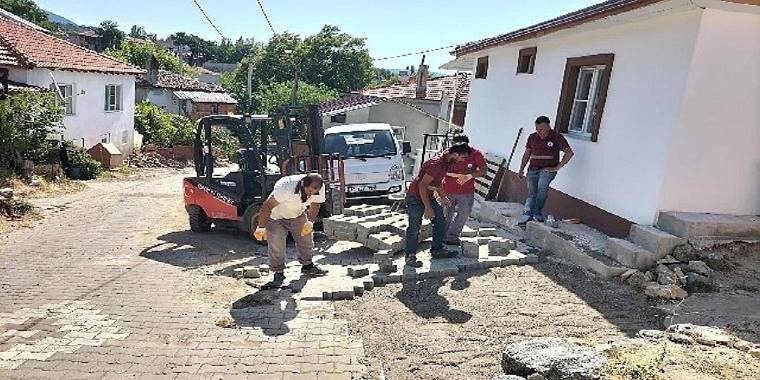 Kırsalda sokaklar parke taş ile örülüyor