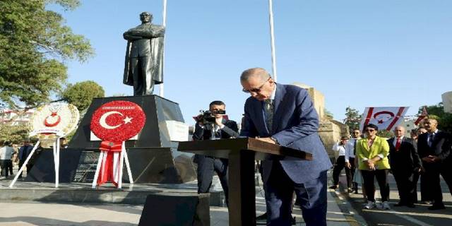 Cumhurbaşkanı Erdoğan, Lefkoşa’daki Atatürk Anıtı‘nı ziyaret etti