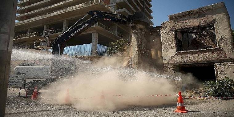 Konak'ta tehlike saçan iki binanın yıkımı gerçekleşti