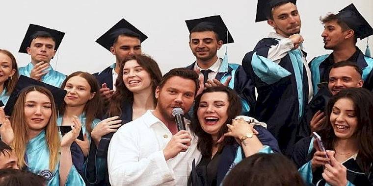 Egeli İletişimciler mezuniyet coşkusunu Sinan Akçıl'la yaşadı