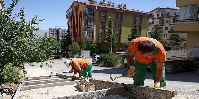 Çankaya'da merdivenli yol yapımı sürüyor 