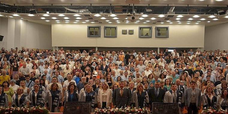 Çiçeği burnunda diş hekimleri sektöre uğurlandı