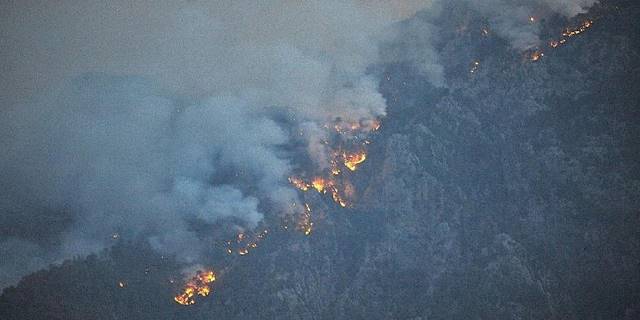 Kemer'deki orman yangını ile mücadele sürüyor
