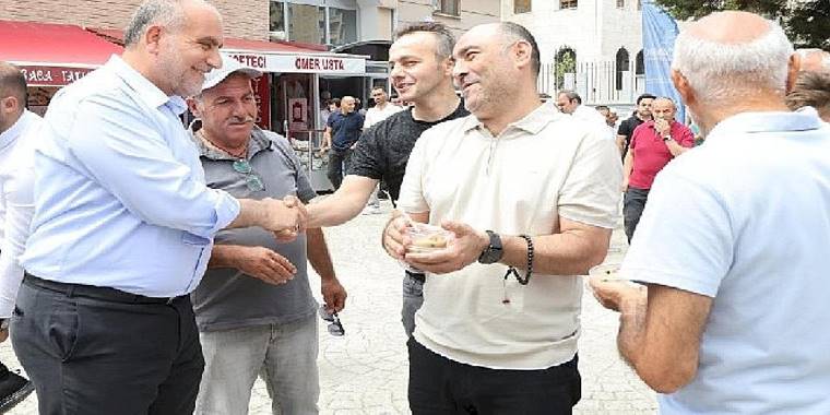 Canik Belediye Başkanı İbrahim Sandıkçı, vatandaşlara aşure ikram etti.