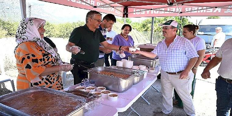 Başkan Topaloğlu vatandaşlara aşure ikram etti