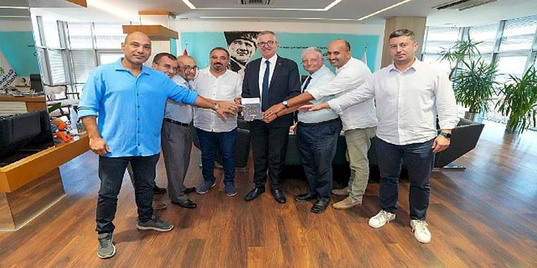 Gazetecilerden Başkan Arda'ya özel hediye