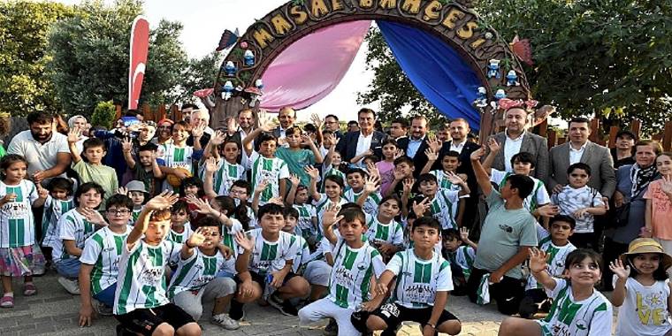 Hayallerindeki kahramanları gören çocuklar bu parka hayran kaldı