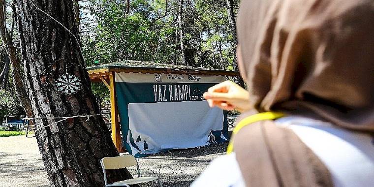 Depremzede gençler Büyükşehir Gençlik Kampı'nda moral depoluyor