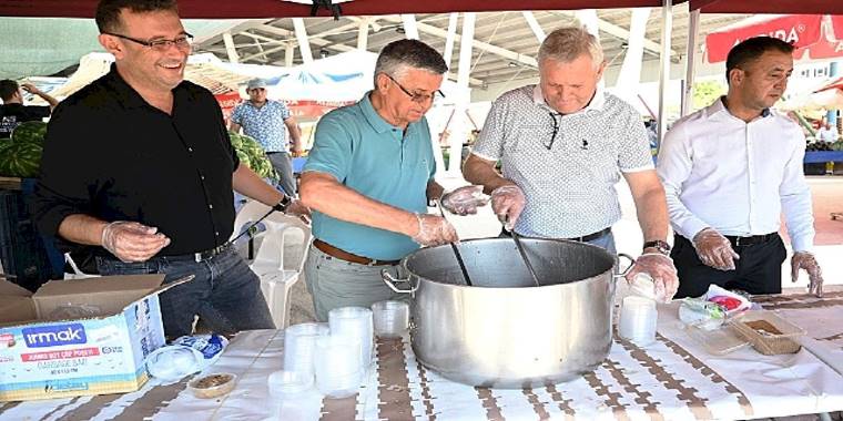Kuzdere pazar yerinde vatandaşlara aşure ikramı