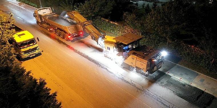 Küçükçekmece Belediyesi'nin asfalt çalışmaları aralıksız sürüyor