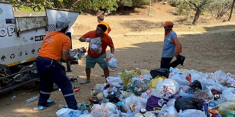 Belediye ekipleri yüzlerce torba çöp topladı