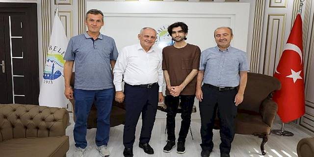 Başkan Öztürk'ten Başarılı Öğrenciye Altın Hediyesi