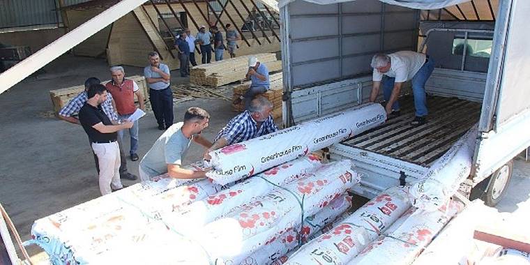 Antalya Büyükşehir'den Aksulu çiftçilere sera naylonu yardımı