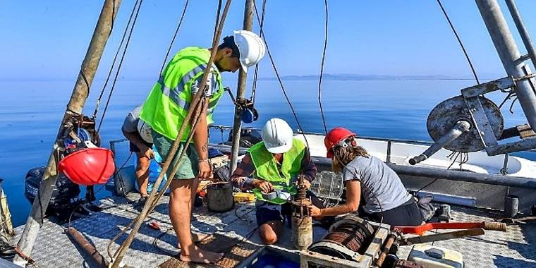 İzmir Körfezi'nin 30 farklı noktasından karot örneği alındı