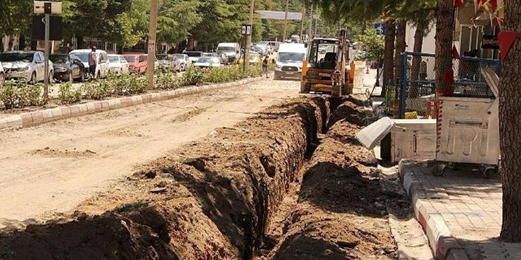 Elmalı merkezdeki su boruları yenileniyor