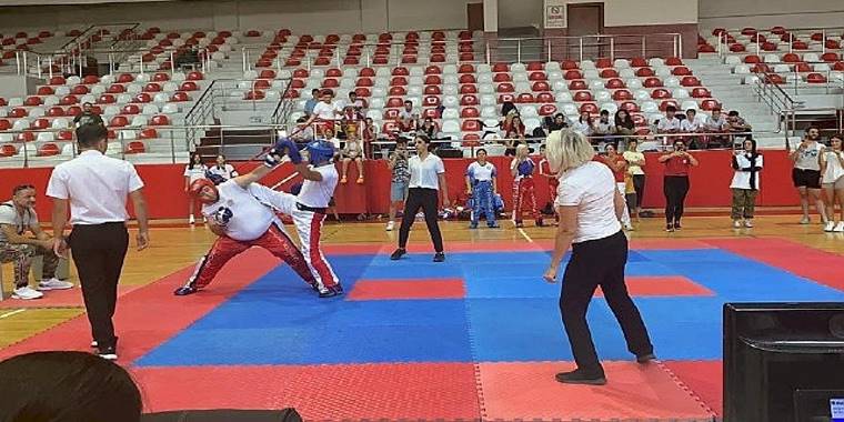 Bayraklılı sporculardan Kick Boks başarısı