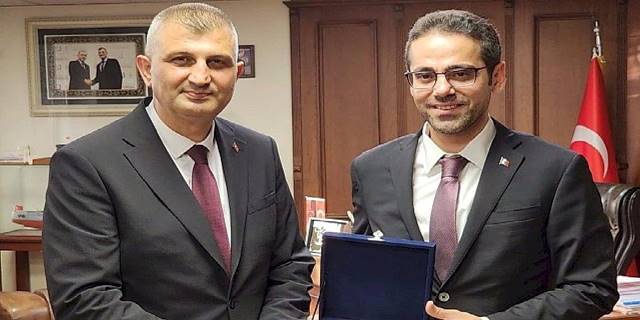 Dışişleri Bakan Yardımcısı Yasin Ekrem Serim, Gölcük Belediye Başkanı Ali Yıldırım Sezer'i makamında ziyaret etti