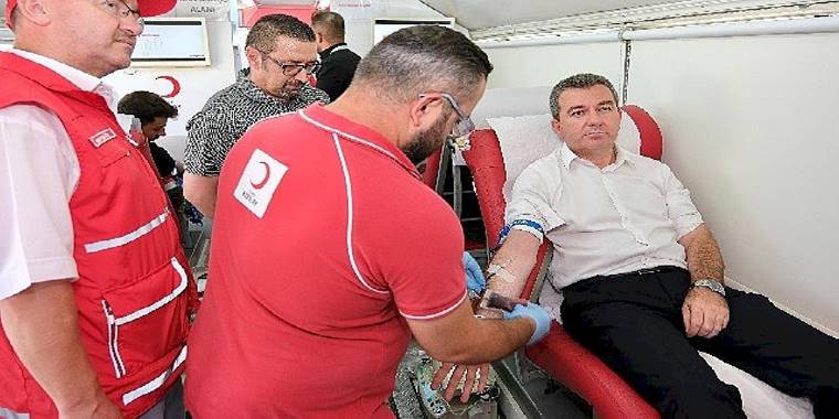 Bergama Belediye Başkanı Hakan Koştu, Kızılay'a destek için kan verdi