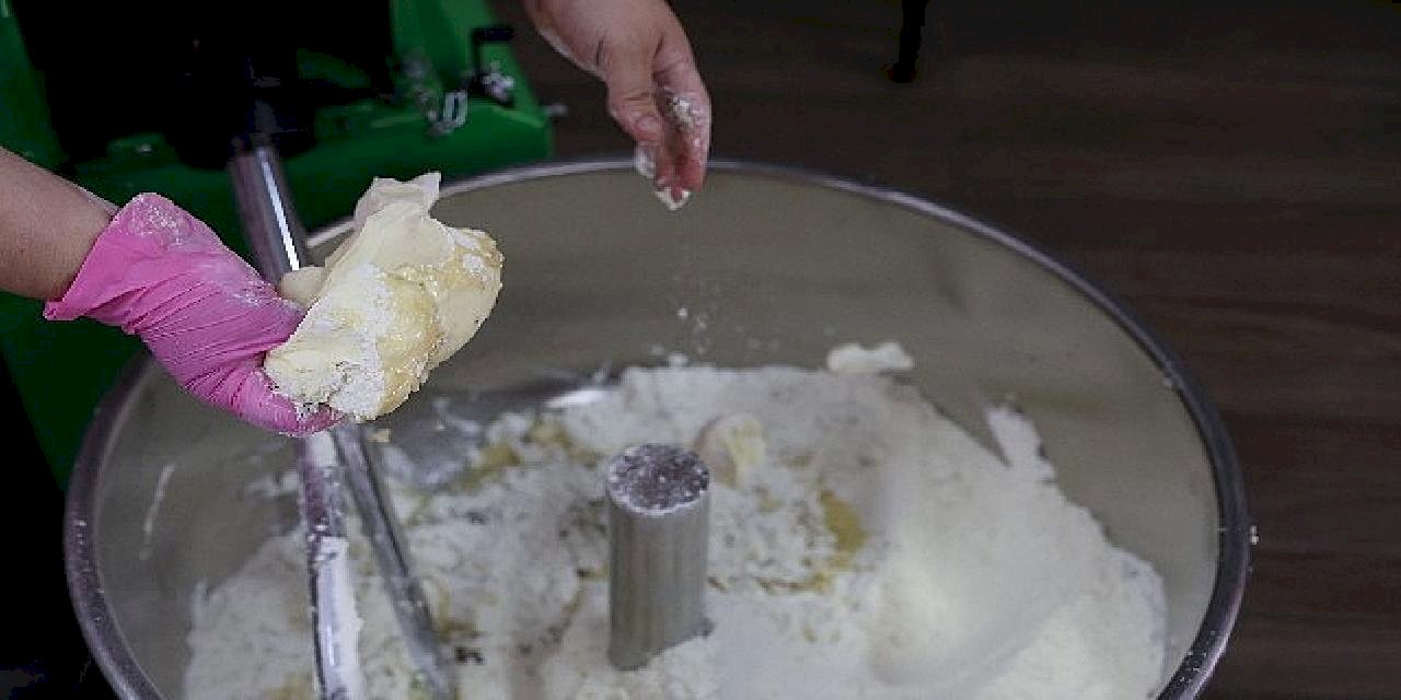 Büyükşehir'den Serik'e hamur yoğurma makinesi