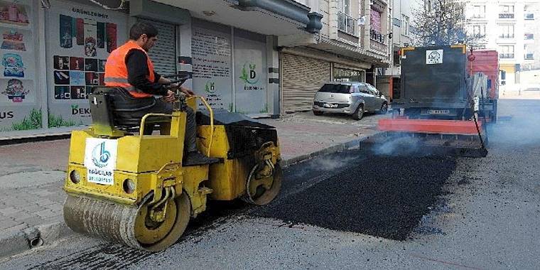 Bağcılar'da yollar asfaltlanarak güvenli hale getiriliyor