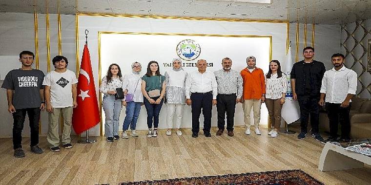 Başkan Esat Öztürk yeni üniversitelileri tebrik etti