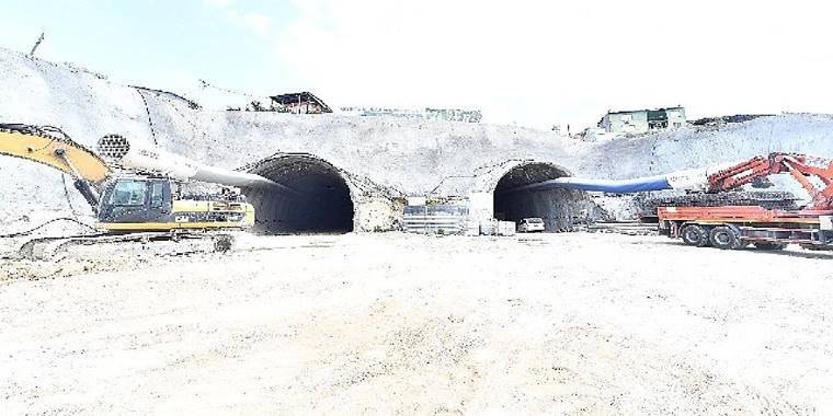 Buca Onat Tüneli yolu yarıladı