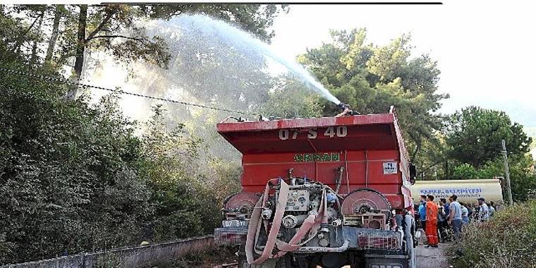 Kemer'de çıkan orman yangını korkuttu