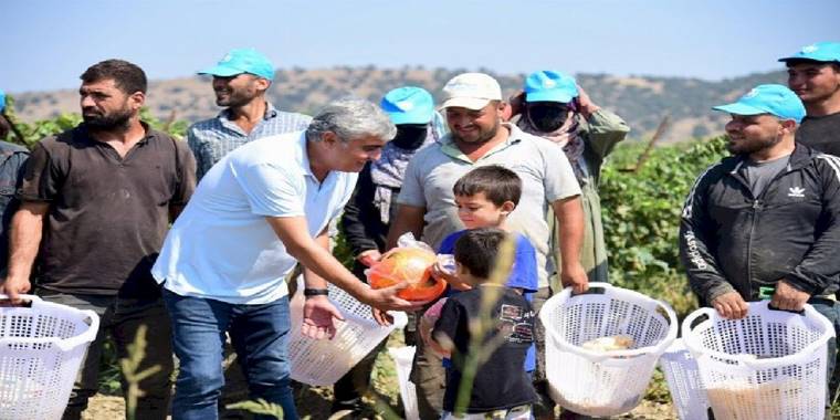 Manisa'dan Ahmetli'deki işçilere hediye