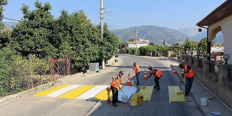 Antalya Büyükşehir ekipleri yaya geçitleri ve kasisleri boyuyor