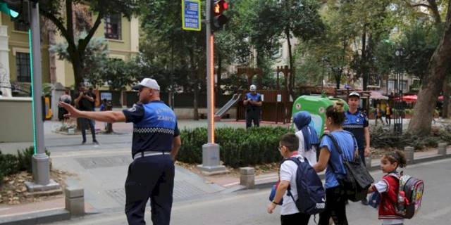 Kocaeli'de okulların ilk gününde Zabıta görev başında