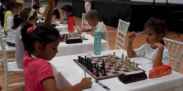 Satranç turnuvasında minikler, yeteneklerini sergiledi