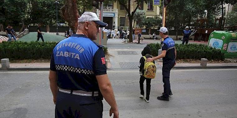 Okulların ilk gününde Büyükşehir Zabıtası görev başında olacak