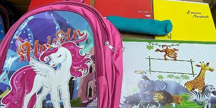 Bayraklı Belediyesinden öğrencilere kırtasiye desteği.