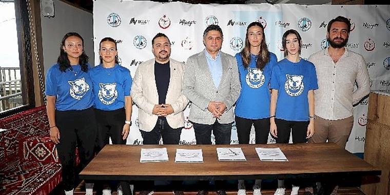 Başkan Serkan Acar, Aliağa'nın Profesyonel Kadın Voleybolcularıyla Bir Araya Geldi