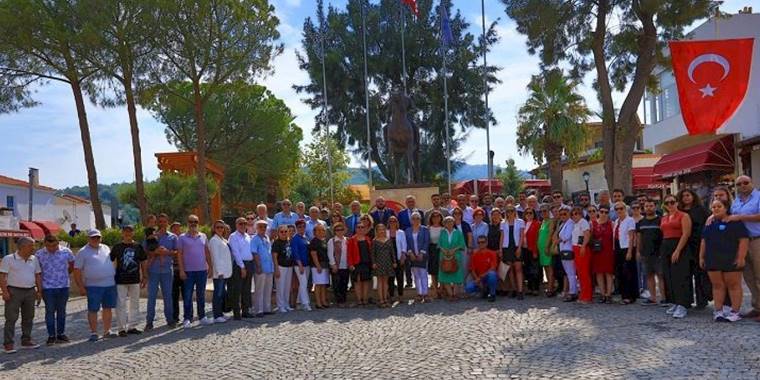 CHP Güzelbahçe'den Ata'ya 100. yıl çelengi