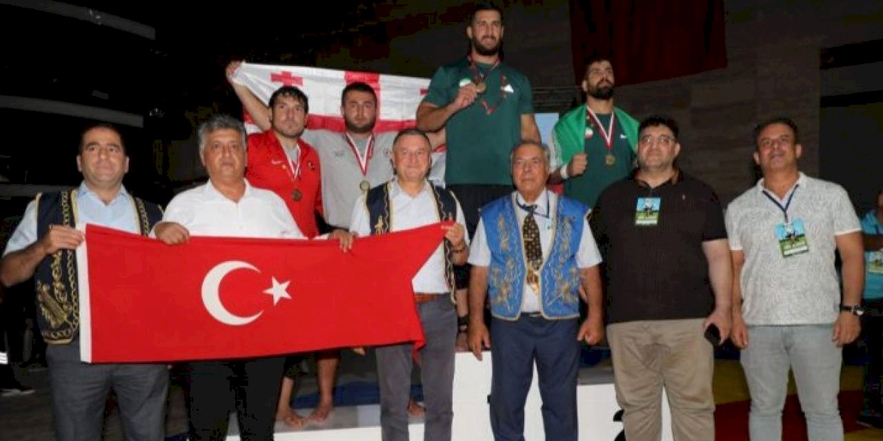 Hatay'daki Aba Güreşi'nde İranlı güreşçiler rakip tanımadı
