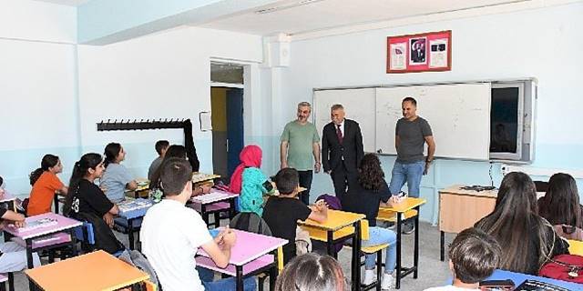 Başkan Tekin, okulun ilk günü öğrencileri yalnız bırakmadı