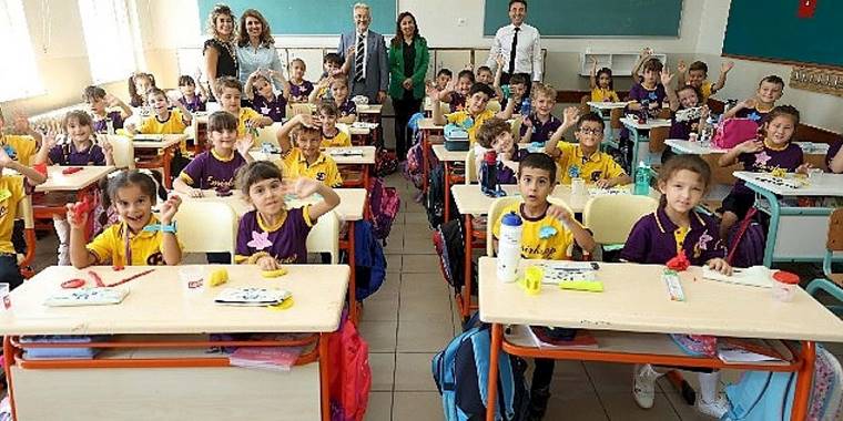 Başkan Erdem'den miniklere ilk gün sürprizi