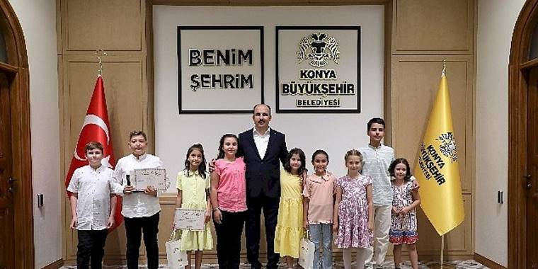 Başkan Altay Genç KOMEK Yaz Okulu'nda Başarılı Öğrencilere Hediyelerini Verdi