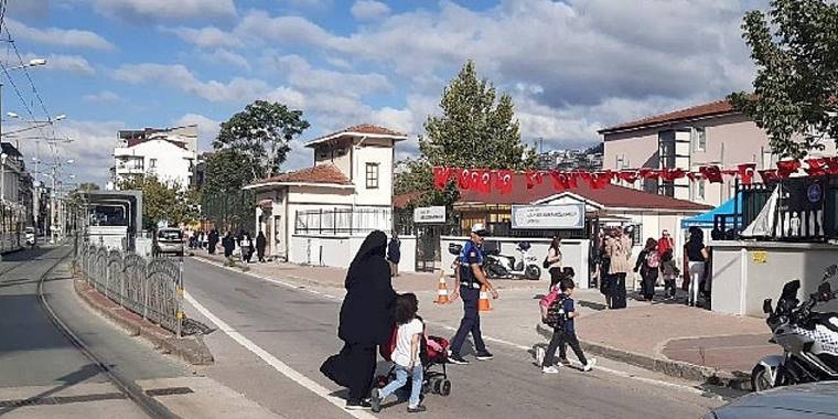 Büyükşehir Zabıtası Okul Önlerinde, Çocuklar Güvende