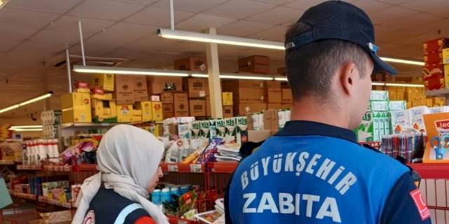 Kocaeli Zabıtası market denetimlerini sürdürüyor