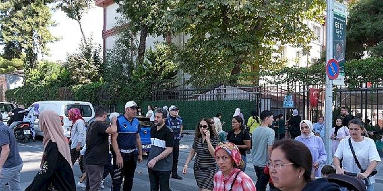 Zeytinburnu'nda Öğrenciler Zabıta Ekiplerine Emanet