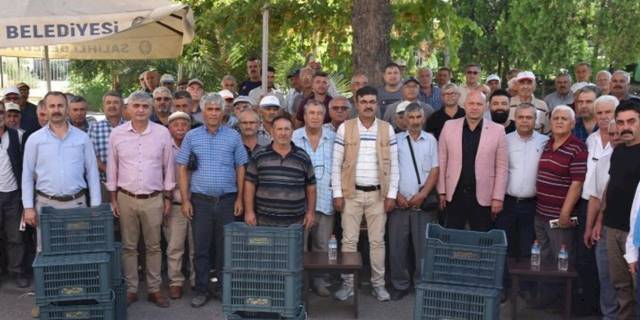 Manisa Salihli'de 9 bin adet meyve kasası dağıttı