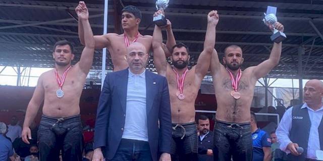 İzmit'in Güreş Takımı gururlandırıyor