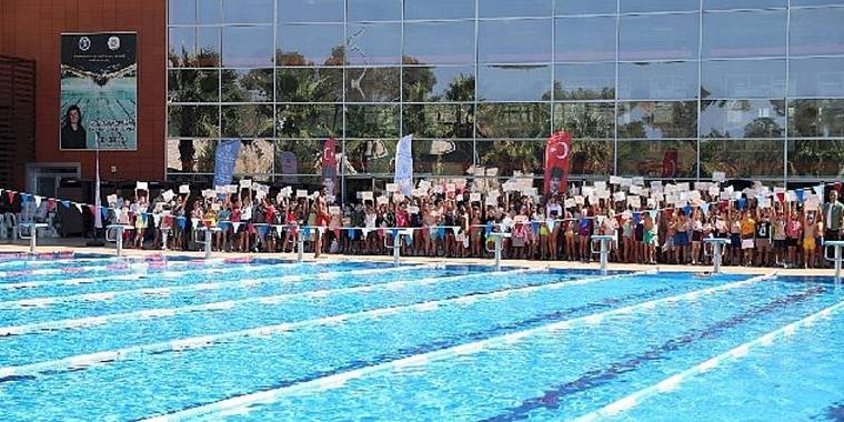 750 Öğrenci Aydın Büyükşehir Belediyesi'nden yüzme sertifikalarını aldı